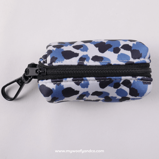 Retro del porta sacchetti igienici per cani, con clip resistente e apertura pratica per estrarre i sacchetti. Dimensioni e capacità del porta sacchetti igienici per cani, adatto a sacchetti standard, guida alla scelta corretta.