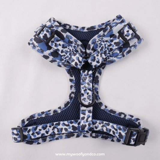 Pettorina Blue Wild per cani, retro con fibbie regolabili e chiusura sicura, adatta a tutte le taglie.