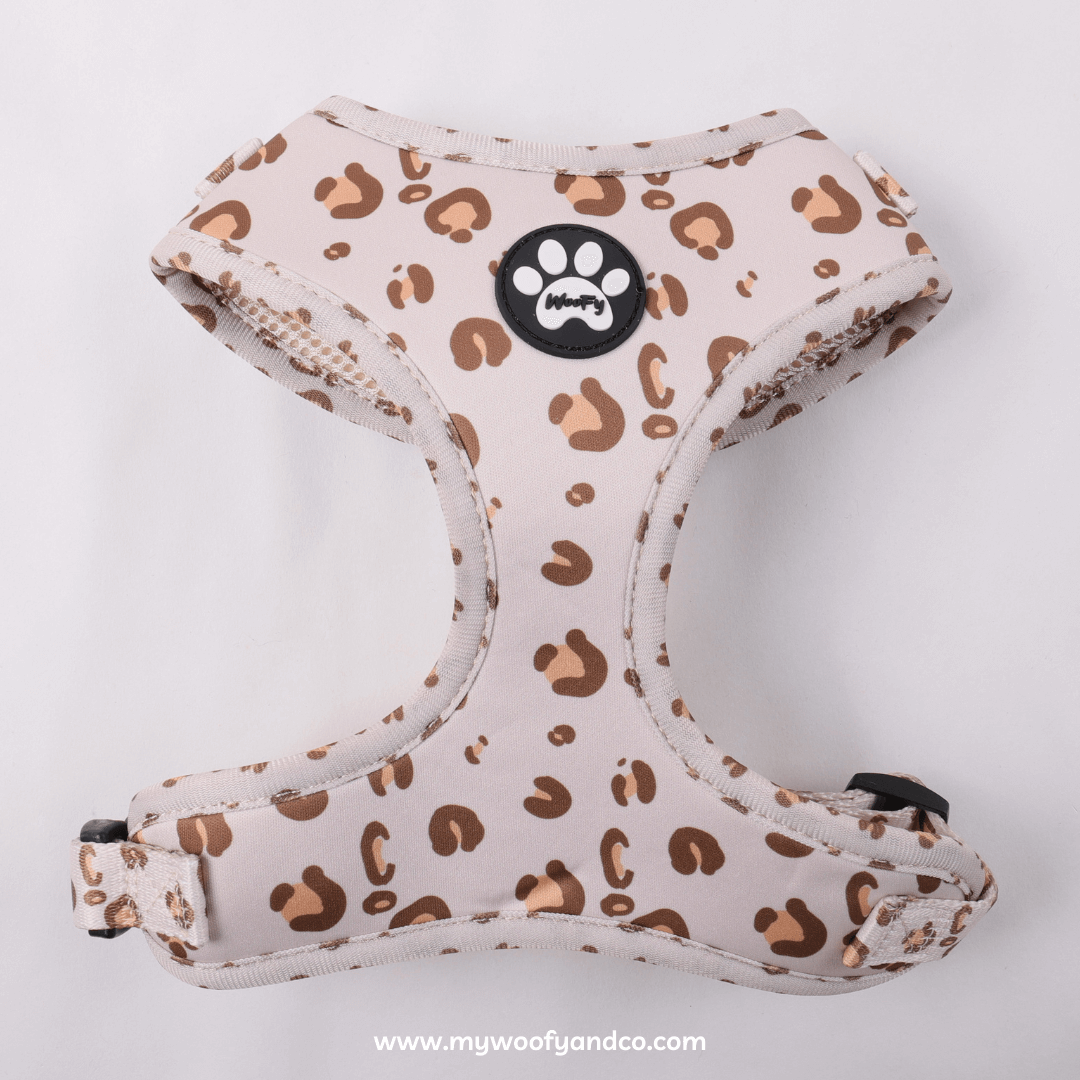 Pettorina beige Safari per cani, fantasia leopardata regolabile, vista frontale, comoda per passeggiate.