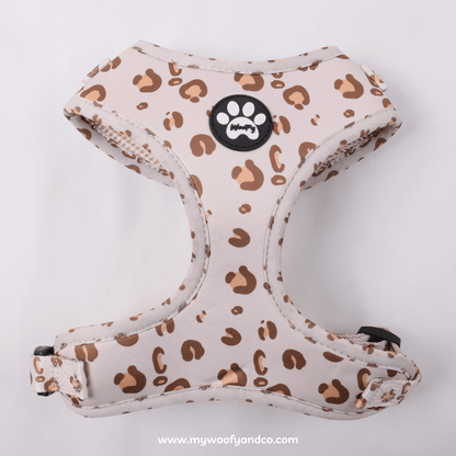 Pettorina beige Safari per cani, fantasia leopardata regolabile, vista frontale, comoda per passeggiate.