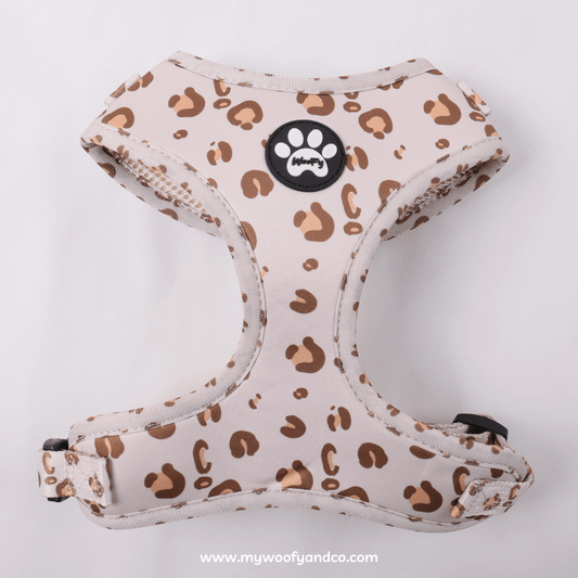 Pettorina beige Safari per cani, fantasia leopardata regolabile, vista frontale, comoda per passeggiate.