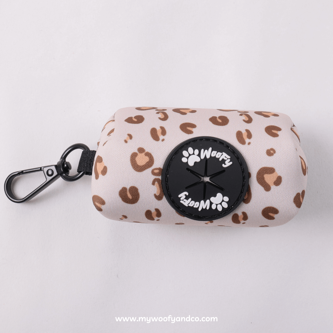 Porta sacchetti igienici per cani, leopardato, facile da agganciare a guinzaglio o cintura, vista frontale. Abbinabile alla pettorina Beige Safari. Dimensioni e capacità del porta sacchetti igienici per cani, adatto a sacchetti standard, guida alla scelta corretta.