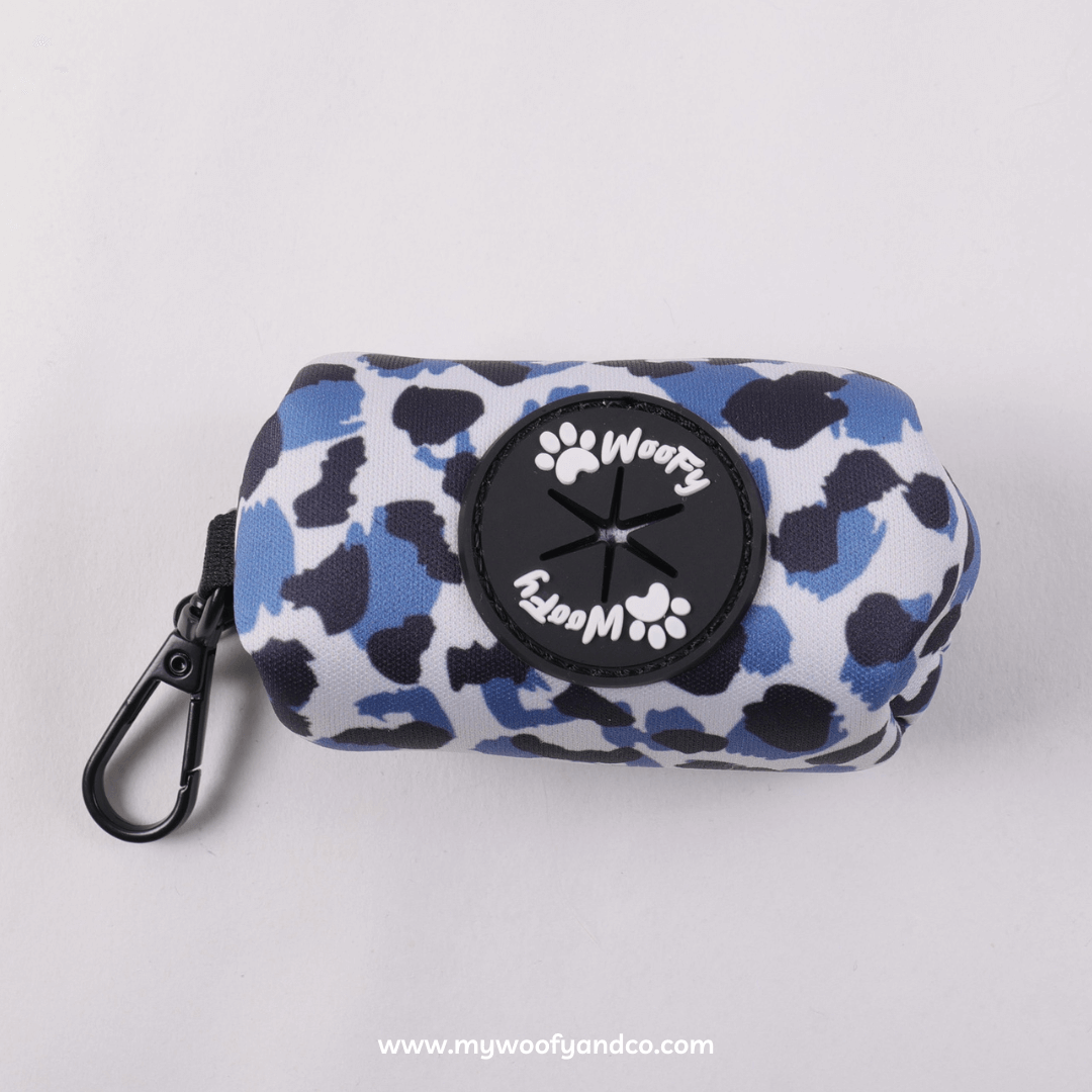 Porta sacchetti igienici per cani, azzurro maculato, facile da agganciare a guinzaglio o cintura, vista frontale. Dimensioni e capacità del porta sacchetti igienici per cani, adatto a sacchetti standard, guida alla scelta corretta.