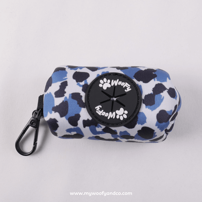 Porta sacchetti igienici per cani, azzurro maculato, facile da agganciare a guinzaglio o cintura, vista frontale. Dimensioni e capacità del porta sacchetti igienici per cani, adatto a sacchetti standard, guida alla scelta corretta.