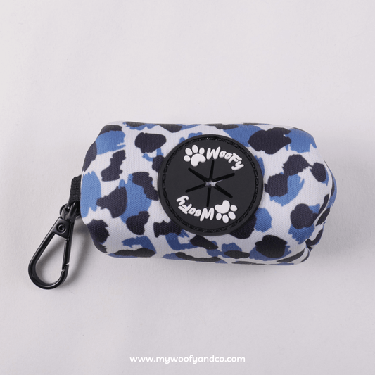 Porta sacchetti igienici per cani, azzurro maculato, facile da agganciare a guinzaglio o cintura, vista frontale. Dimensioni e capacità del porta sacchetti igienici per cani, adatto a sacchetti standard, guida alla scelta corretta.