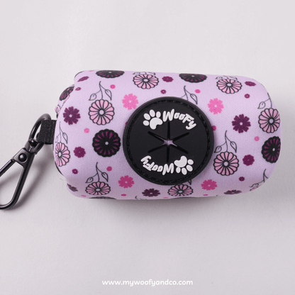 Porta sacchetti igienici per cani, fantasia floreale, facile da agganciare a guinzaglio o cintura, vista frontale. Dimensioni e capacità del porta sacchetti igienici per cani, adatto a sacchetti standard, guida alla scelta corretta.