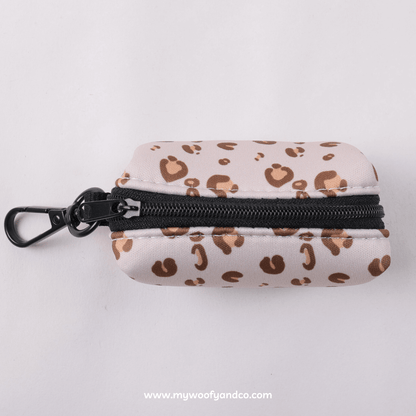 Retro del porta sacchetti igienici per cani, con clip resistente e apertura pratica per estrarre i sacchetti. Dimensioni e capacità del porta sacchetti igienici per cani, adatto a sacchetti standard, guida alla scelta corretta.