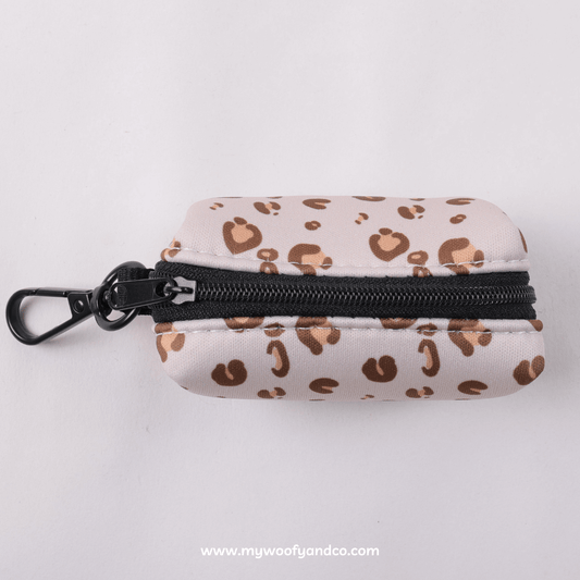 Retro del porta sacchetti igienici per cani, con clip resistente e apertura pratica per estrarre i sacchetti. Dimensioni e capacità del porta sacchetti igienici per cani, adatto a sacchetti standard, guida alla scelta corretta.