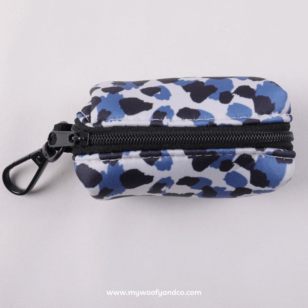 Retro del porta sacchetti igienici per cani, con clip resistente e apertura pratica per estrarre i sacchetti. Dimensioni e capacità del porta sacchetti igienici per cani, adatto a sacchetti standard, guida alla scelta corretta.