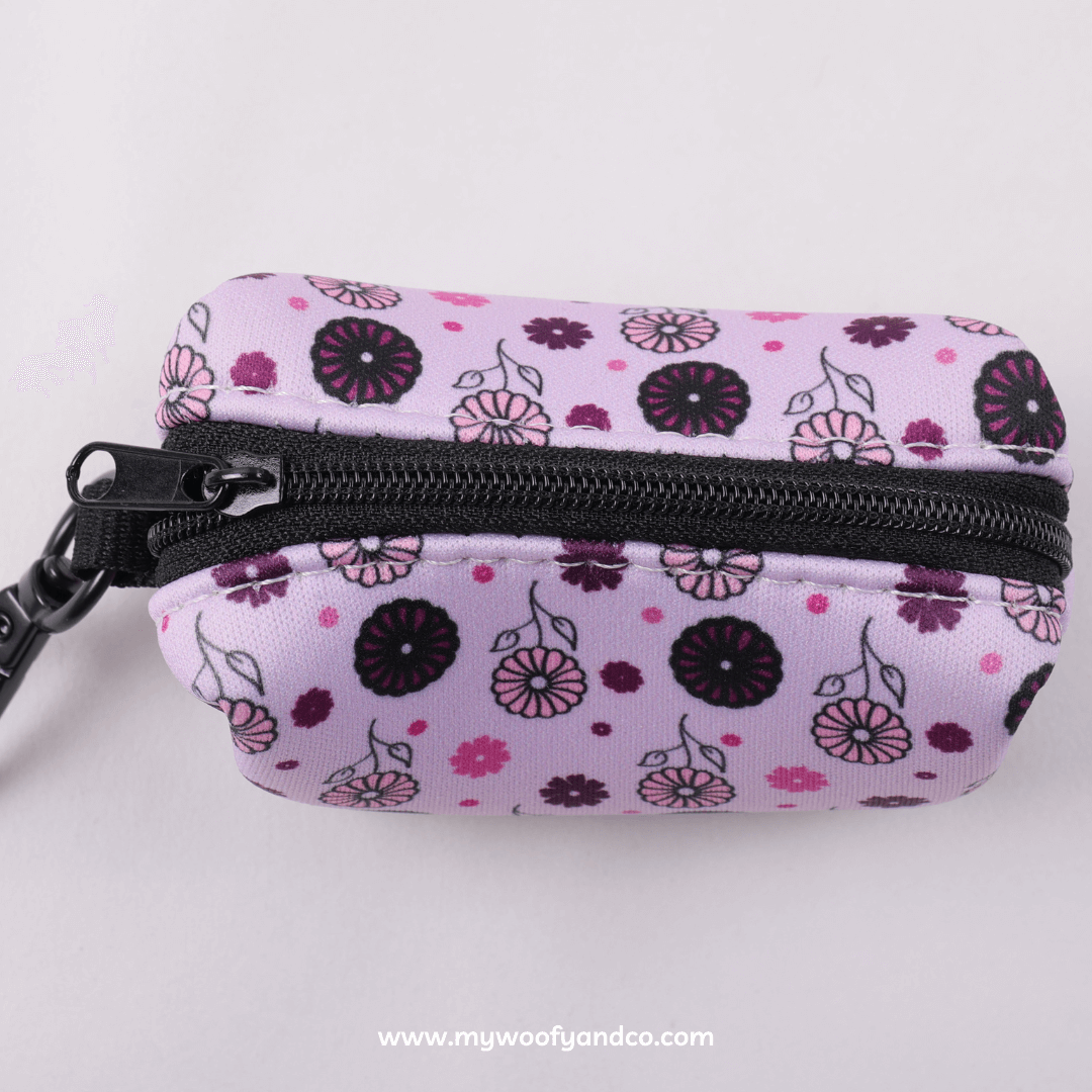 Retro del porta sacchetti igienici per cani, con clip resistente e apertura pratica per estrarre i sacchetti. Dimensioni e capacità del porta sacchetti igienici per cani, adatto a sacchetti standard, guida alla scelta corretta.