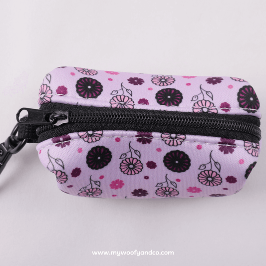 Retro del porta sacchetti igienici per cani, con clip resistente e apertura pratica per estrarre i sacchetti. Dimensioni e capacità del porta sacchetti igienici per cani, adatto a sacchetti standard, guida alla scelta corretta.