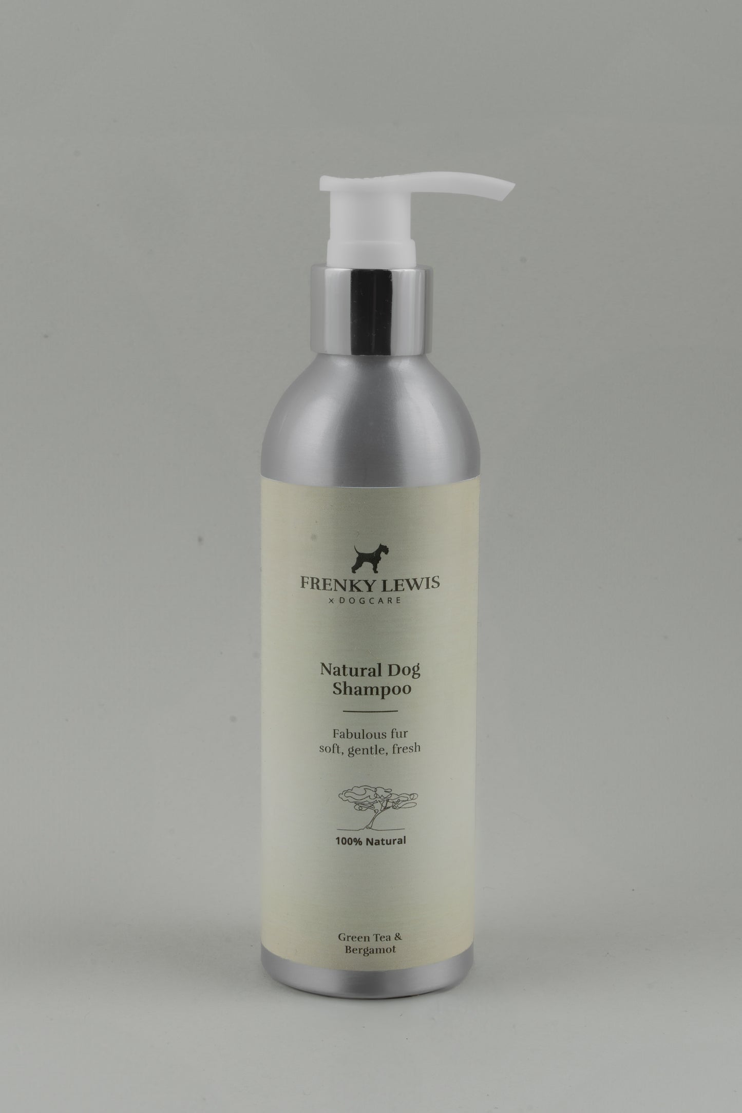 Shampoo naturale per cani, delicato e ipoallergenico, flacone da 250 ml, ideale per pelo lucido e pelle sana, vista frontale. Fragranza thè Verde e Bergamotto