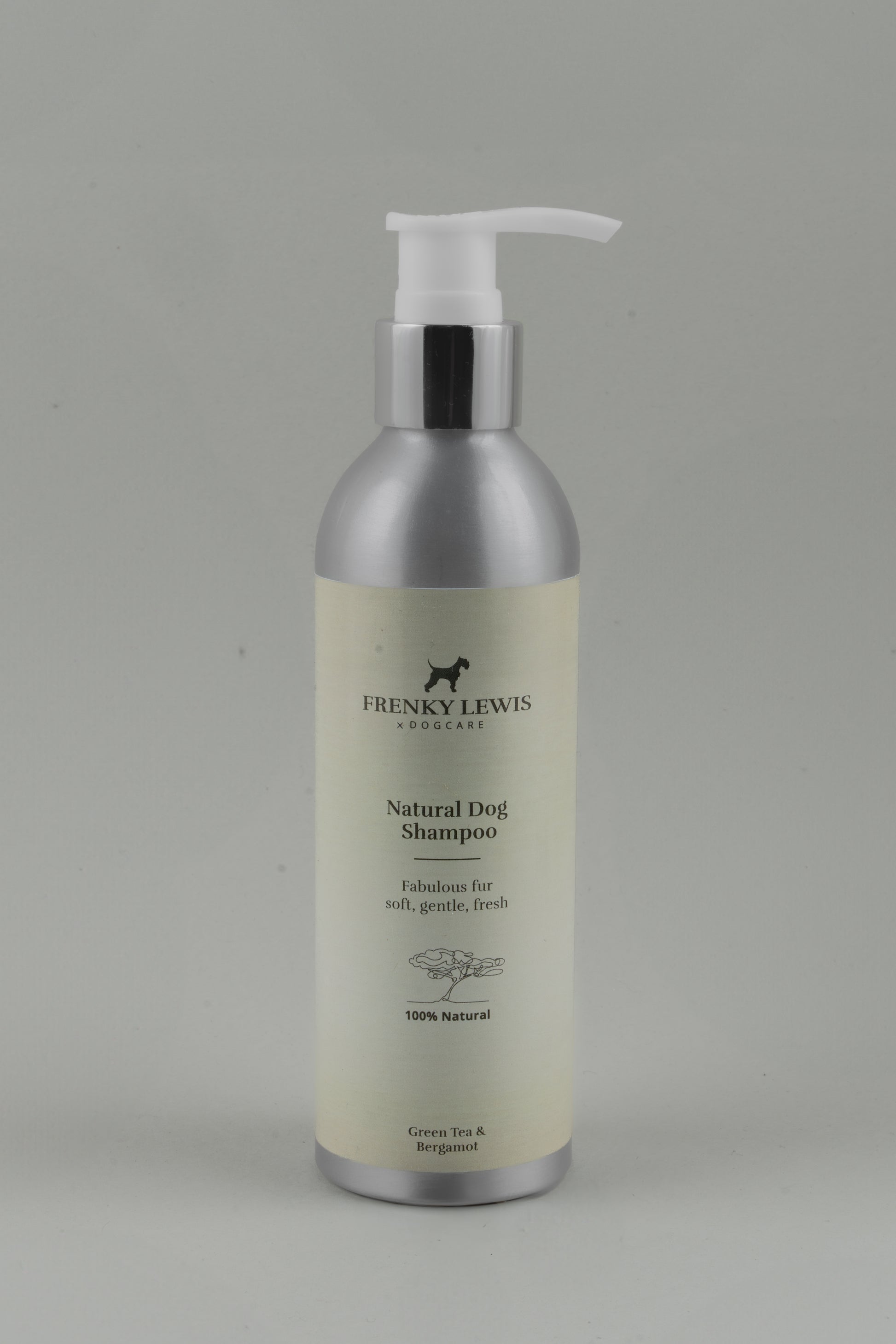 Shampoo naturale per cani, delicato e ipoallergenico, flacone da 250 ml, ideale per pelo lucido e pelle sana, vista frontale. Fragranza thè Verde e Bergamotto