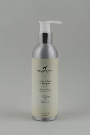 Shampoo naturale per cani, delicato e ipoallergenico, flacone da 250 ml, ideale per pelo lucido e pelle sana, vista frontale. Fragranza thè Verde e Bergamotto