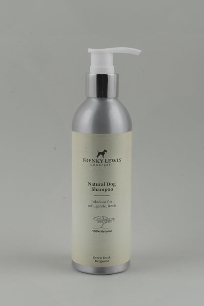 Shampoo naturale per cani, delicato e ipoallergenico, flacone da 250 ml, ideale per pelo lucido e pelle sana, vista frontale. Fragranza thè Verde e Bergamotto