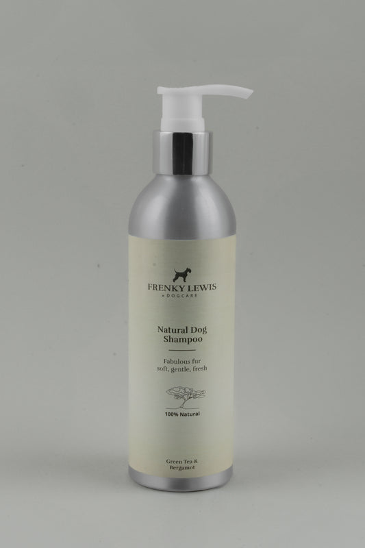 Shampoo naturale per cani, delicato e ipoallergenico, flacone da 250 ml, ideale per pelo lucido e pelle sana, vista frontale. Fragranza thè Verde e Bergamotto