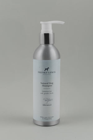 Shampoo naturale per cani, delicato e ipoallergenico, flacone da 200 ml, ideale per pelo lucido e pelle sana, vista frontale. Rosa Bianca, Lavanda, Ylang Ylang. Dimensioni flacone e quantità consigliata di shampoo naturale per cani, guida all’uso sicuro e corretto.