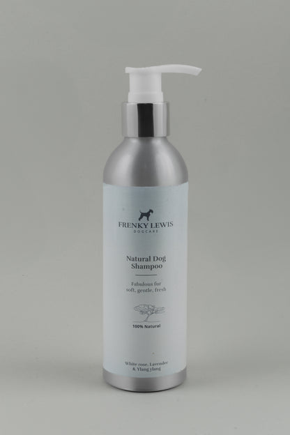 Shampoo naturale per cani, delicato e ipoallergenico, flacone da 200 ml, ideale per pelo lucido e pelle sana, vista frontale. Rosa Bianca, Lavanda, Ylang Ylang. Dimensioni flacone e quantità consigliata di shampoo naturale per cani, guida all’uso sicuro e corretto.