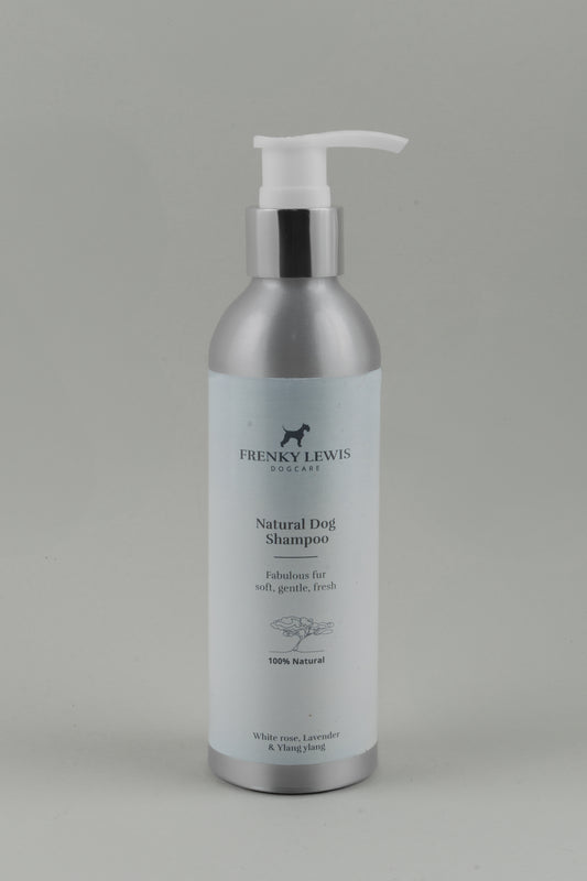 Shampoo naturale per cani, delicato e ipoallergenico, flacone da 200 ml, ideale per pelo lucido e pelle sana, vista frontale. Rosa Bianca, Lavanda, Ylang Ylang. Dimensioni flacone e quantità consigliata di shampoo naturale per cani, guida all’uso sicuro e corretto.