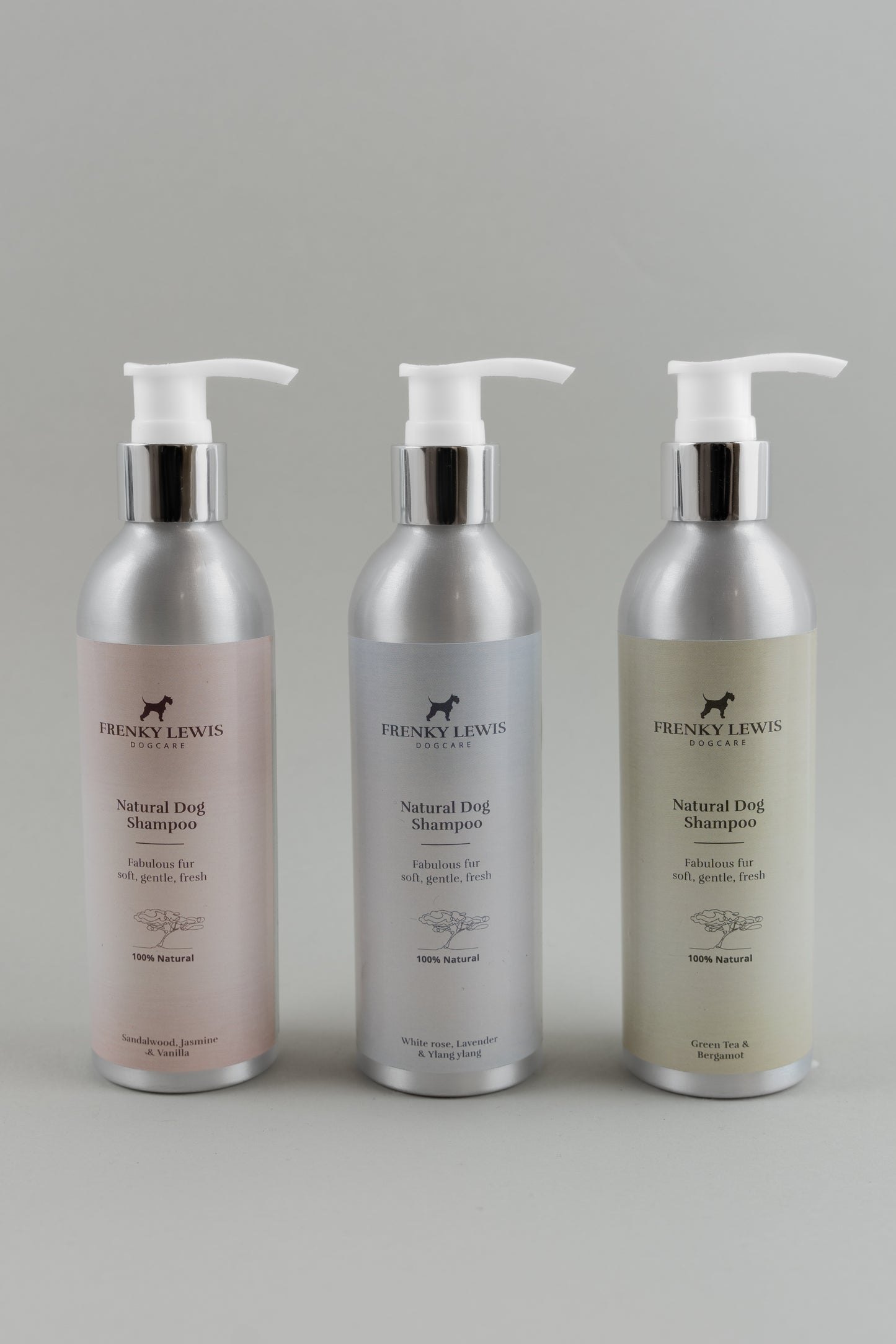 Retro dello shampoo naturale per cani, con istruzioni d’uso e lista ingredienti naturali, adatto a tutte le taglie.