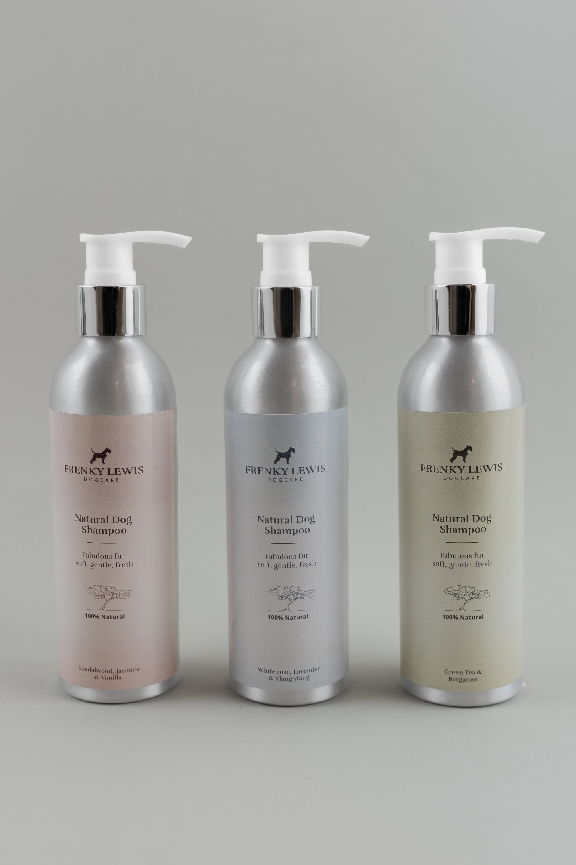 Retro dello shampoo naturale per cani, con istruzioni d’uso e lista ingredienti naturali, adatto a tutte le taglie.